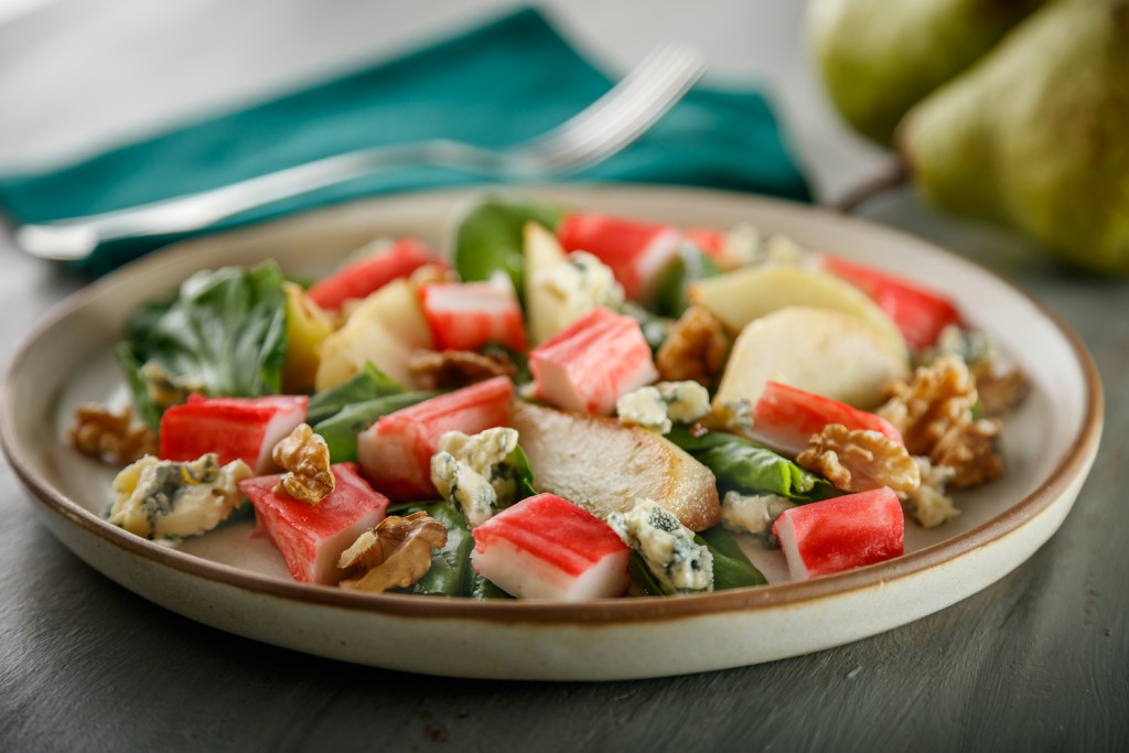 foto de Ensalada de espinaca, pera, queso azul y Kani Kama Santa Elena  